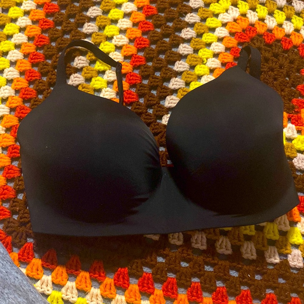 Black Victoria secret THE T-SHIRT
Lightly-Lined Wireless Bra 34DDD
